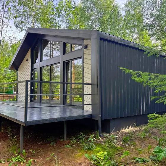 Металлосайдинг Евро-Брус Беленый Дуб, RAL7024 Серый Графит на барнхаусе