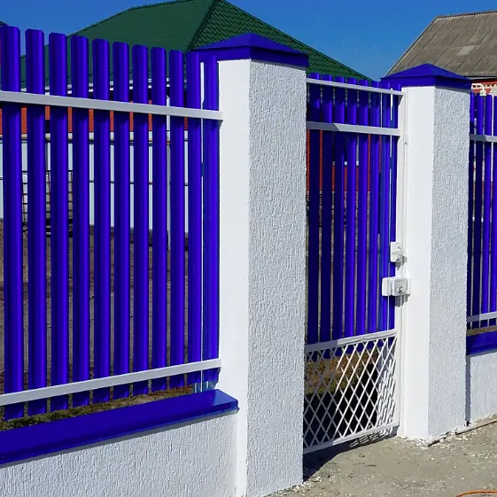 Штакетник Узкий RAL5002 Синий Ультрамарин двусторонний на заборе