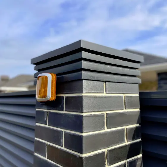 Колпак Bona Хай-Тек Серый на столбах, парапеты Monblan на заборе жалюзи Эко-Z