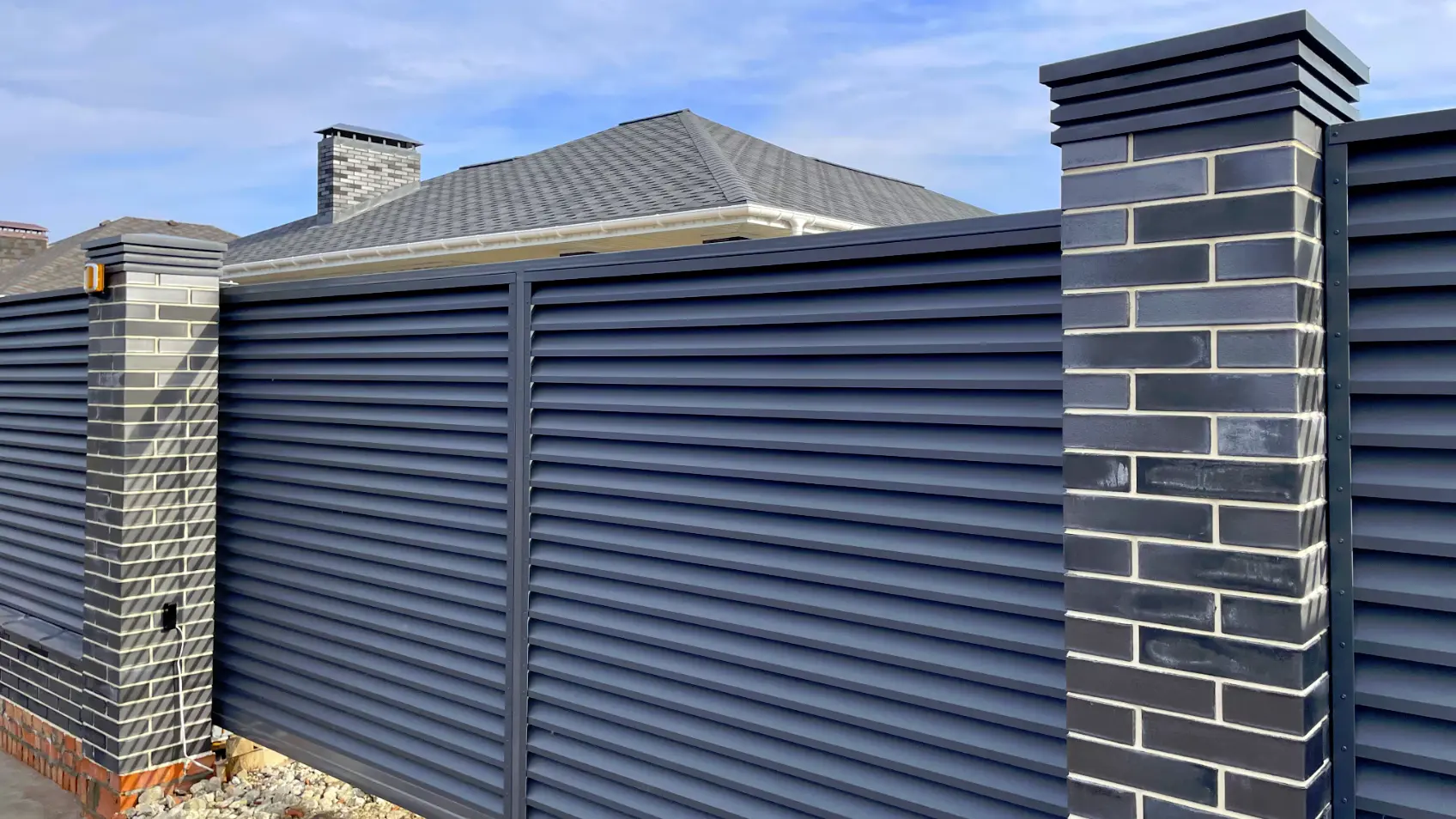 Фото 4 колпак Bona Серый на столбах забора жалюзи ЭКО-Z